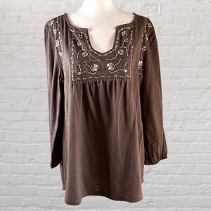 St. John’s Bay brown embroidered V-neck top with 3/4 length sleeves. SZ M.